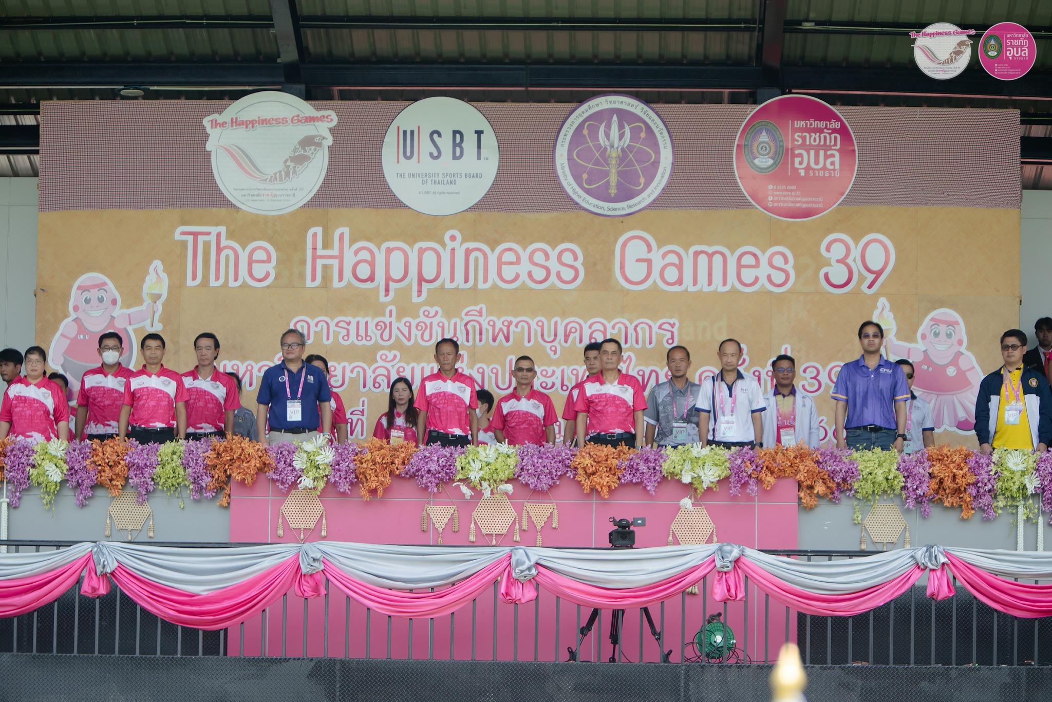 ปิดฉาก “The Happiness Games” อย่างเป็นทางการ การแข่งขันกีฬาบุคลากรมหาวิทยาลัยแห่งประเทศไทย ครั้งที่ 39 . วันนี้ 3 มิ.ย. 2566 การแข่งขันกีฬาบุคลากรมหาวิทยาลัยแห่งประเทศไทย ครั้งที่ 39 “The Happiness Games”  ปิดฉากลงอย่างเป็นทางการ มี รศ.ธรรมรักษ์ ละอองนวล รักษาราชการแทนอธิการบดีมหาวิทยาลัยราชภัฏอุบลราชธานี เป็นประธาน มีผู้บริหาร บุคลากร และผู้แทนขบวนทัพนักกีฬาร่วมพิธีปิดการแข่งขัน ฯ ณ สนามกีฬา UBRU Happiness Stadium มหาวิทยาลัยราชภัฏอุบลราชธานี สำหรับการแข่งขันกีฬาบุคลากรมหาวิทยาลัยแห่งประเทศไทย ครั้งที่ 39 ทำการแข่งระหว่างวันที่ 25 พ.ค. – 3 มิ.ย. 2566 มีมหาวิทยาลัยจากทั่วประเทศ 63 แห่ง เข้าร่วมชิงชัย ซึ่งมหาวิทยาลัยมหิดล คว้าเหรียญรางวัลได้มากที่สุด 57 เหรียญทอง 62 เหรียญเงิน 66 เหรียญทองแดง และครั้งต่อไป มหาวิทยาลัยเชียงใหม่  รับธงเจ้าภาพต่อ ภายใต้ชื่อ “อ่างแก้วเกมส์ 2024”